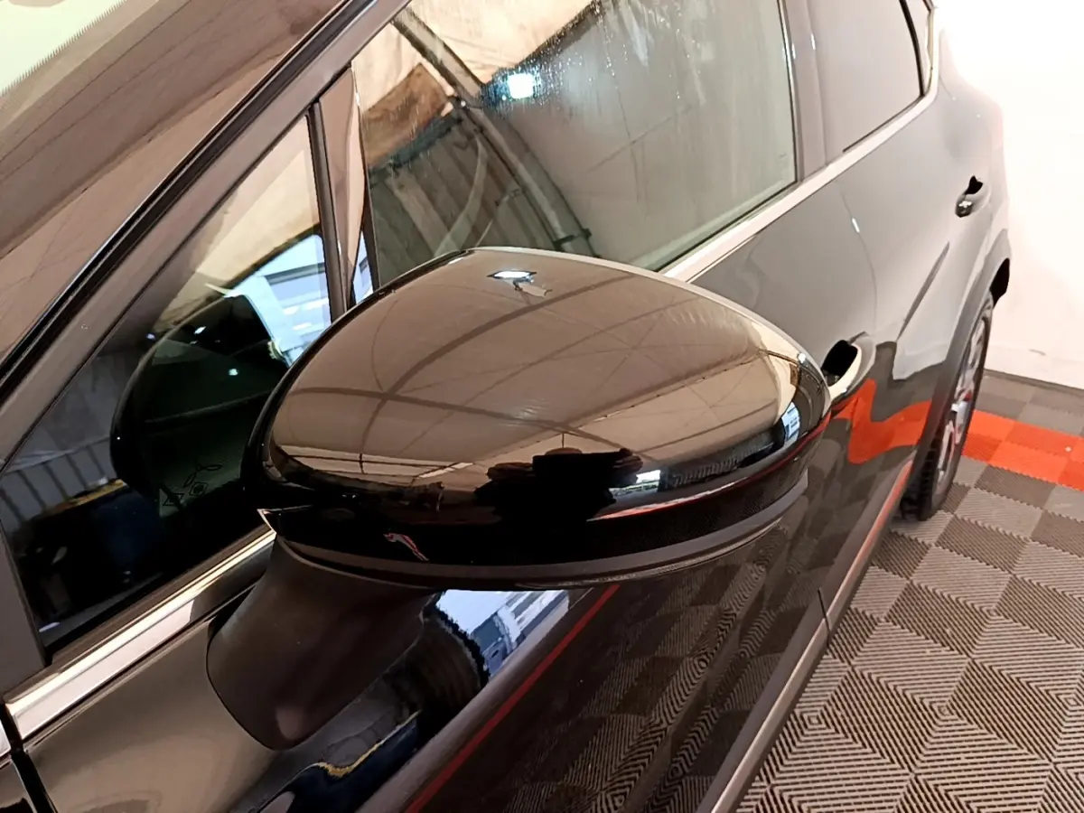 Gros plan sur le rétroviseur droit noir brillant du Renault Captur Business Blue dCi 115 EDC 2021, vue latérale.