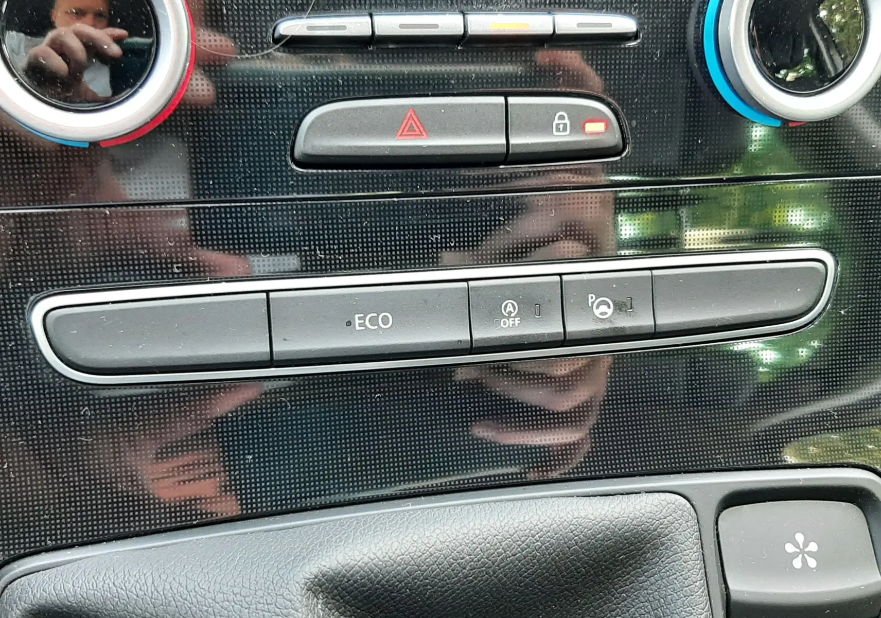 Vue rapprochée de la console centrale noire brillante du Renault Scénic IV 1.6 DCI 130 Intens avec commandes climatisation et bouton ECO.
