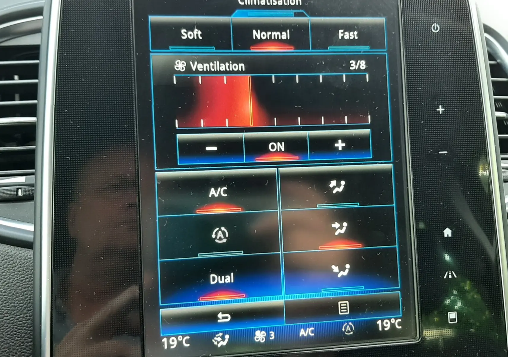 Écran tactile central de la climatisation du Renault Scénic IV gris cassiopée, affichant les réglages de ventilation et température.