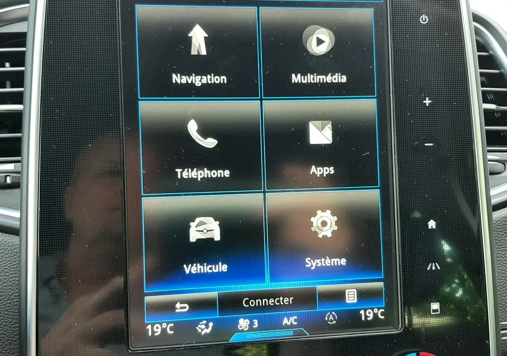 Écran tactile central de la Renault Scenic IV 1.6 DCI 130 Intens Bose affichant le menu principal avec options de navigation et multimédia.