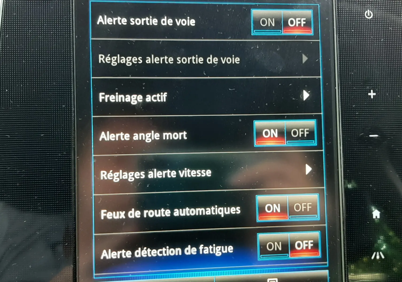 Écran tactile du tableau de bord du Renault Scénic IV montrant les réglages des aides à la conduite.