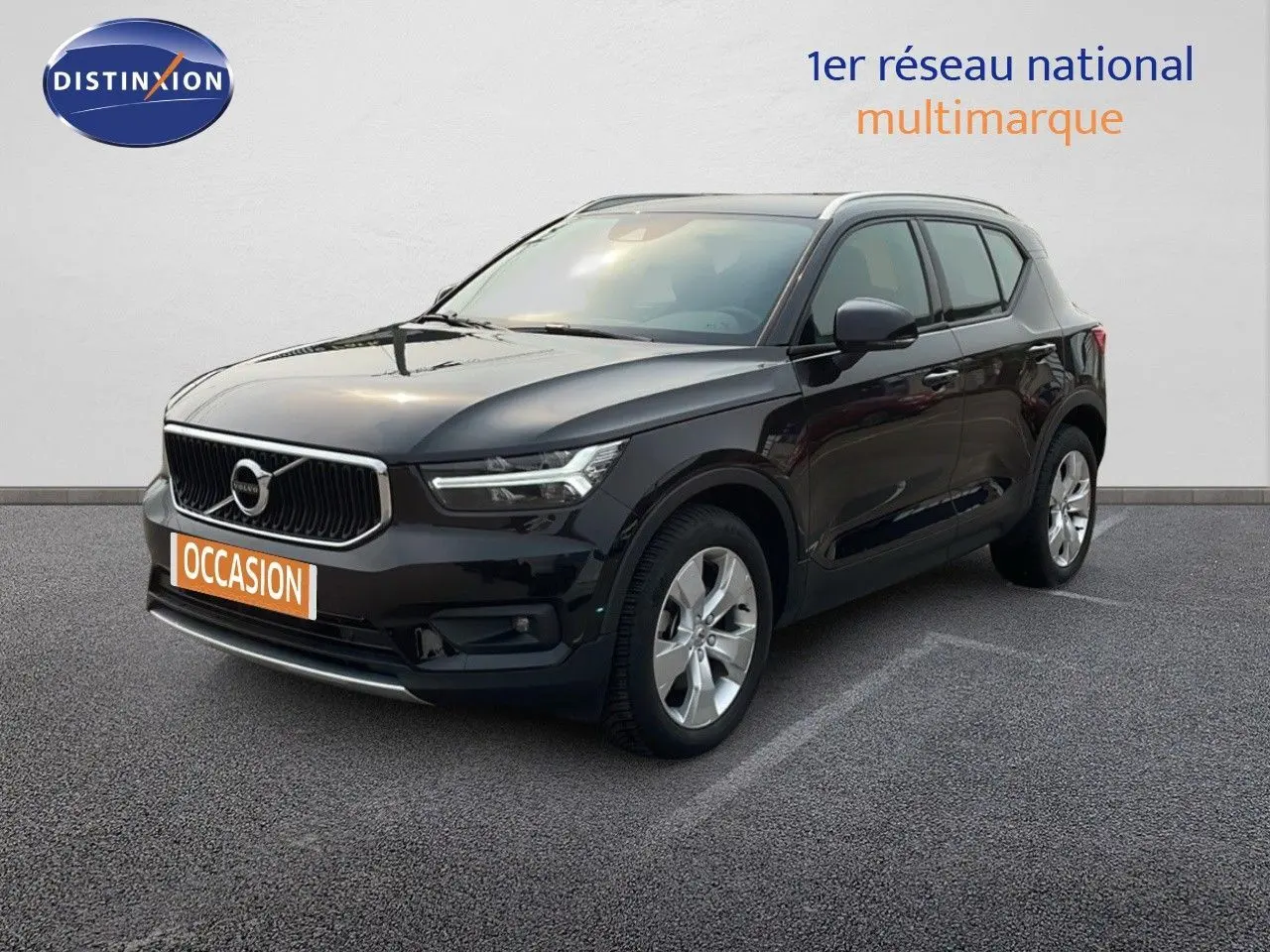 Volvo XC40 noir Onyx Metal en 3/4 avant droit, SUV compact avec calandre distinctive et jantes argentées.