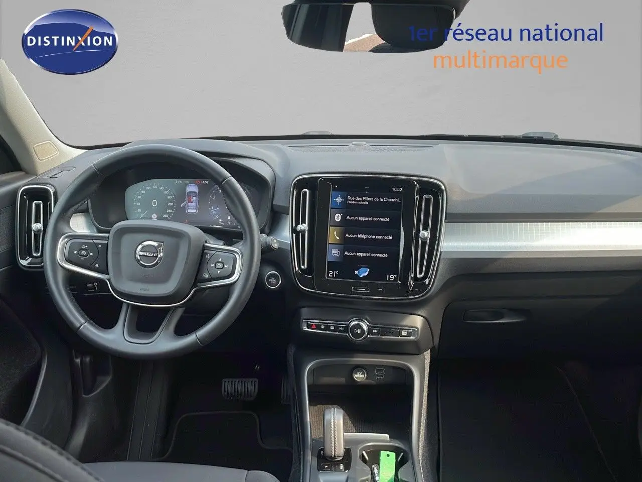 Intérieur du Volvo XC40 noir Onyx, vue frontale du tableau de bord avec écran tactile et volant multifonction.