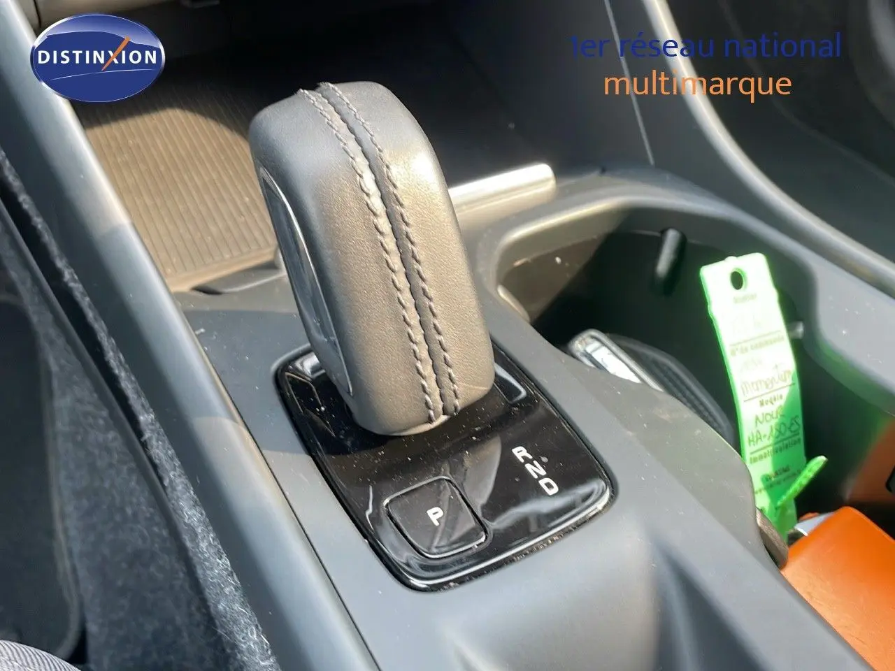 Le levier de vitesses automatique en cuir noir du Volvo XC40 B4 Momentum Sport, vue rapprochée de la console centrale.