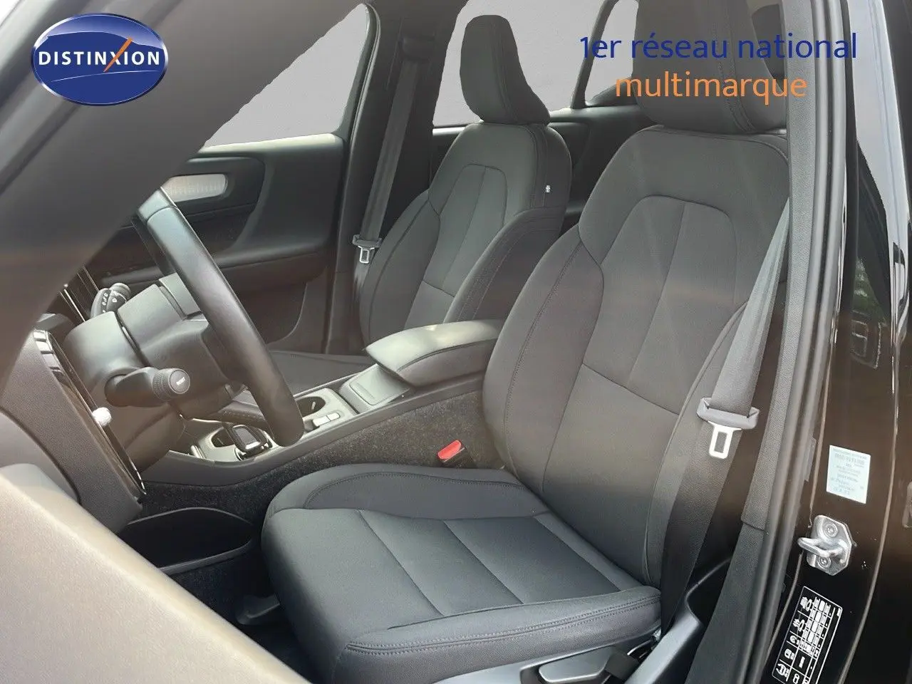 Intérieur noir du Volvo XC40 B4 197CH vu côté conducteur, mettant en valeur les sièges et la console centrale.