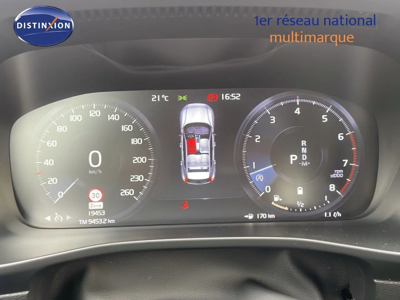 Tableau de bord numérique du Volvo XC40 noir Onyx, affichant vitesse, régime moteur et état des portes ouvertes.