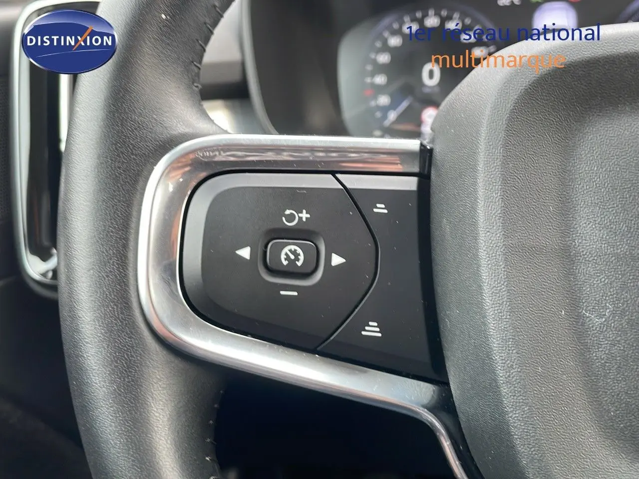 Gros plan sur les commandes de régulateur de vitesse au volant noir du Volvo XC40 noir Onyx Metal 2021.