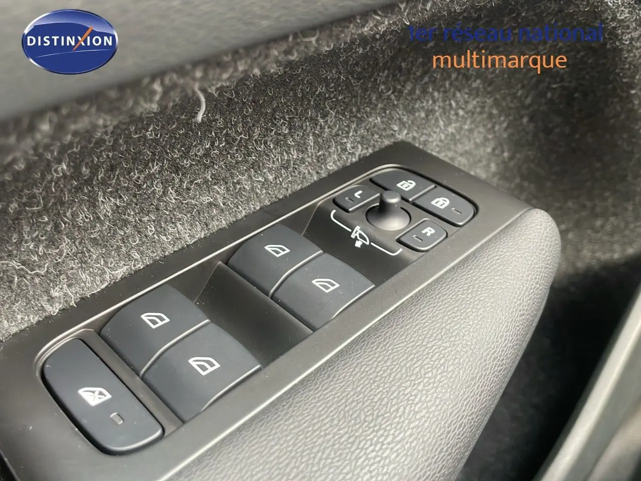 Panneau de commandes des vitres et rétroviseurs côté conducteur d’un Volvo XC40 noir Onyx Metal.