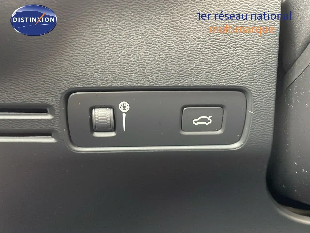 Détail du bouton d'ouverture du coffre sur le tableau de bord noir d'un Volvo XC40 noir Onyx 2021.