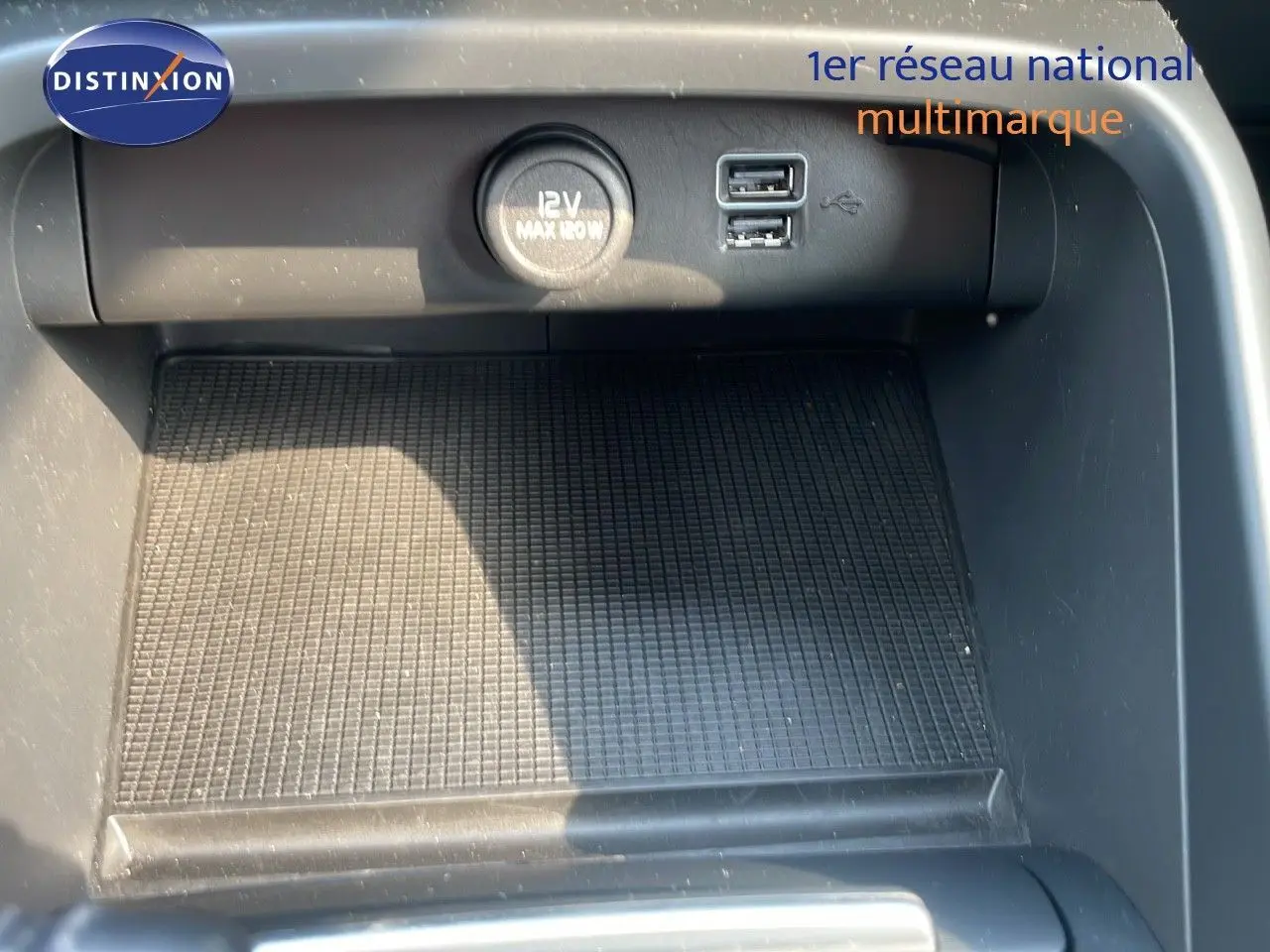 Prise de vue rapprochée de la console centrale du Volvo XC40 noir Onyx, montrant prise 12V et ports USB.