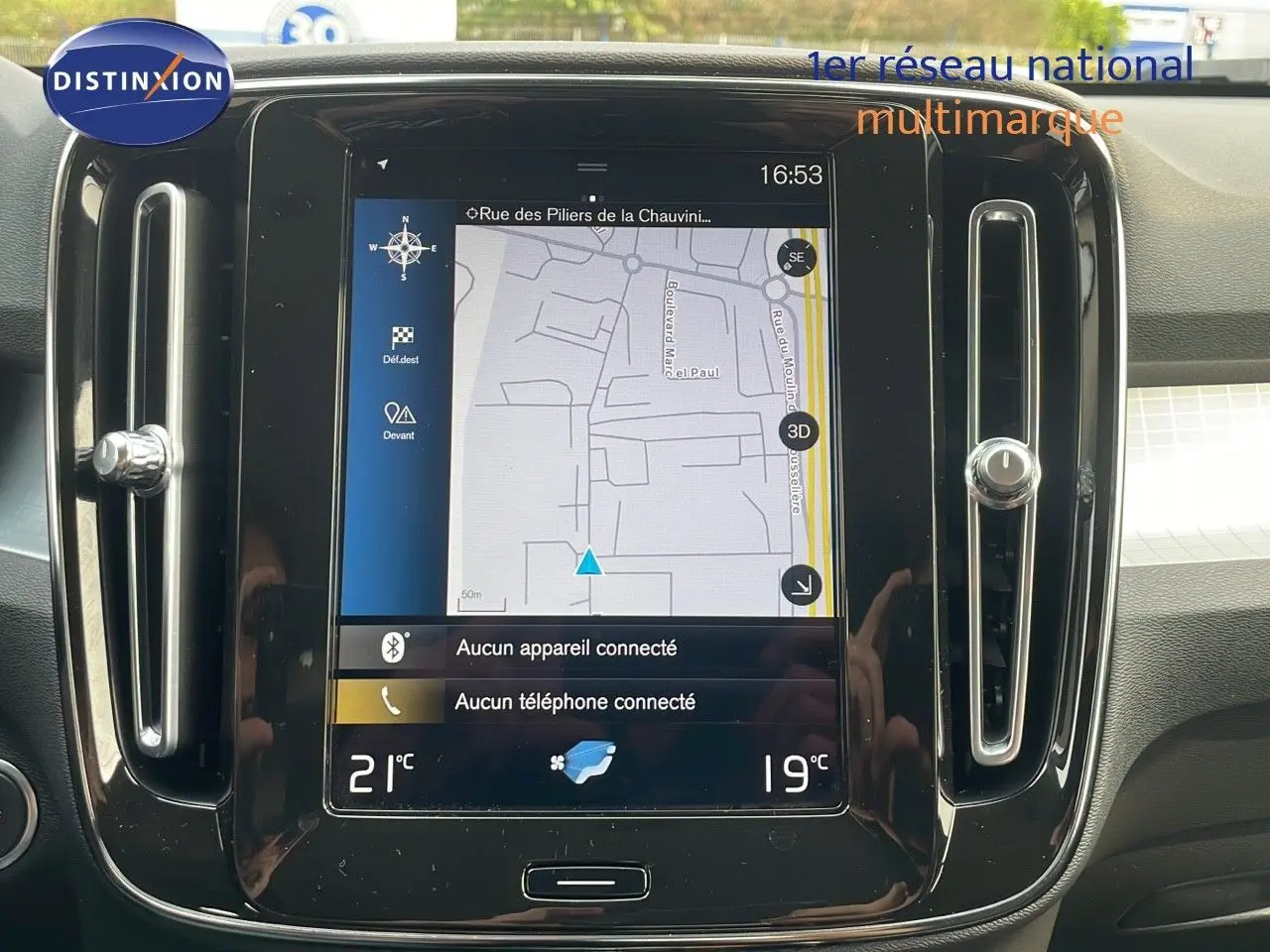 Écran tactile central du tableau de bord du Volvo XC40 noir Onyx Metal, affichant la navigation GPS en intérieur.