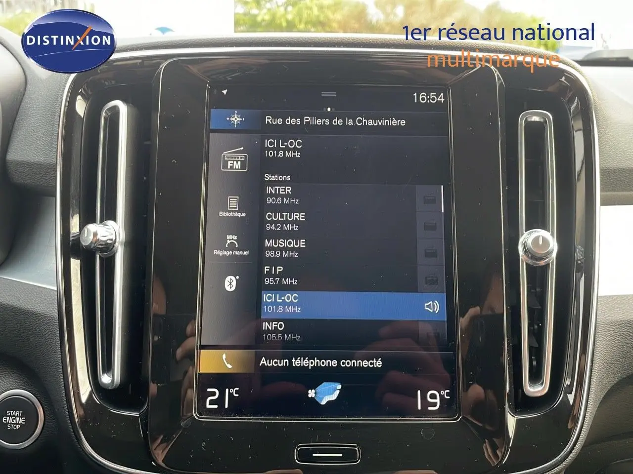 Vue intérieure centrée sur l'écran tactile du système multimédia du Volvo XC40 noir Onyx 2021.