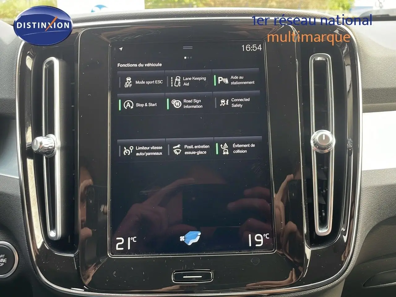 Écran tactile central du tableau de bord du Volvo XC40 noir Onyx Metal, affichant les fonctions d’aide à la conduite.