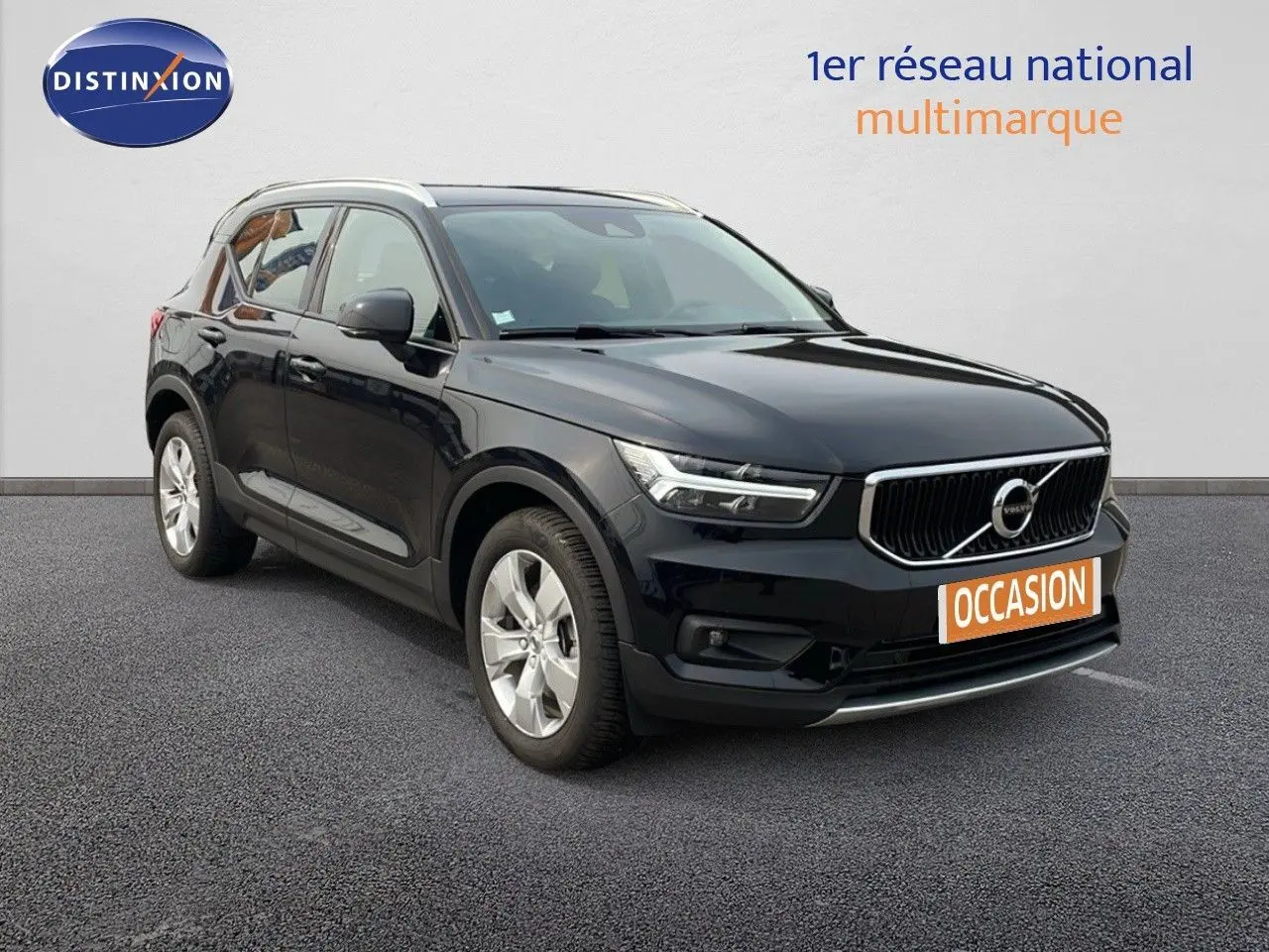 Volvo XC40 noir Onyx Metal en 3/4 avant droit, mettant en valeur sa calandre distinctive et ses jantes argentées.