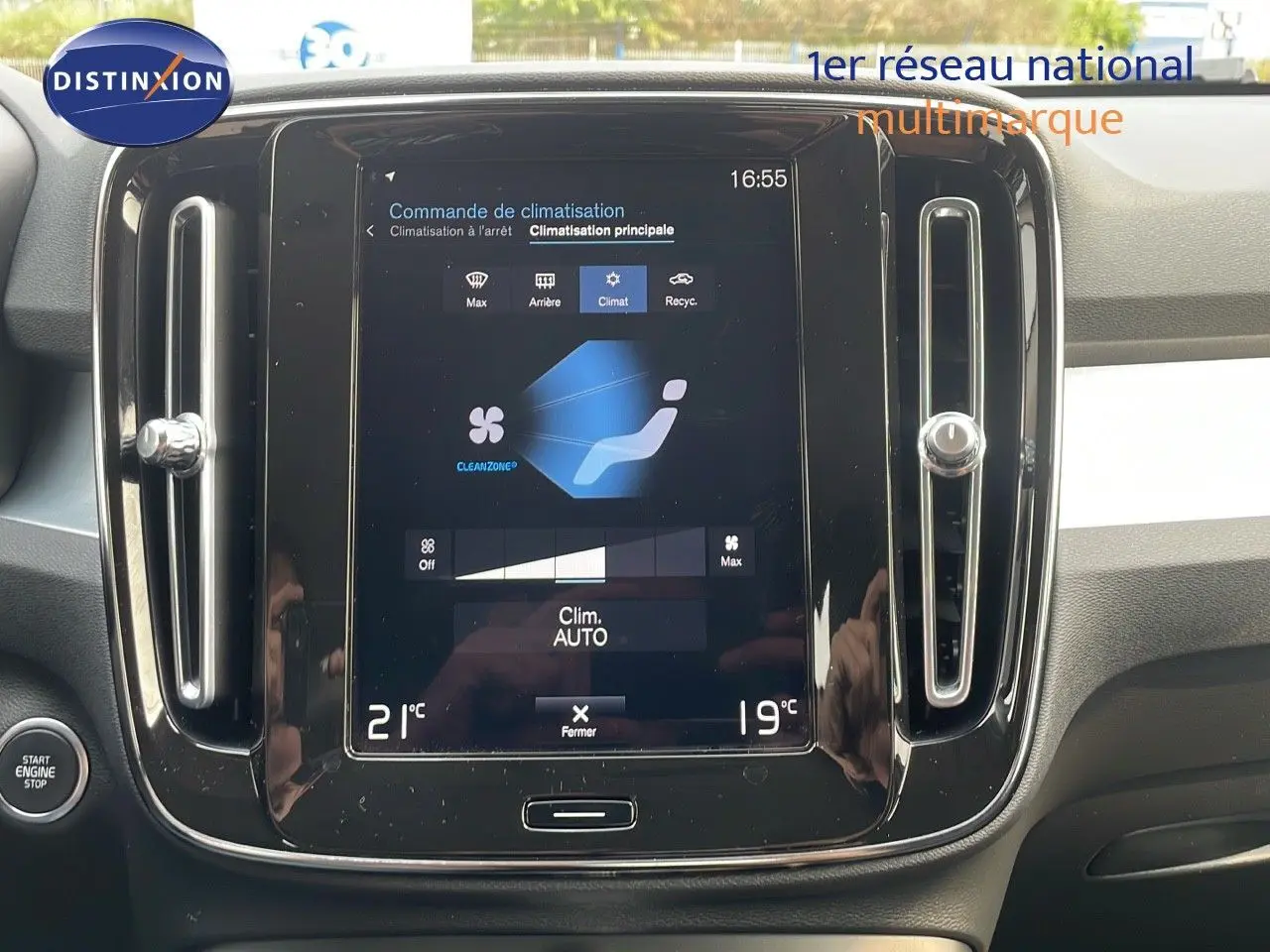 Écran tactile central de la Volvo XC40 noir Onyx, affichant la commande de climatisation avec ventilation automatique.