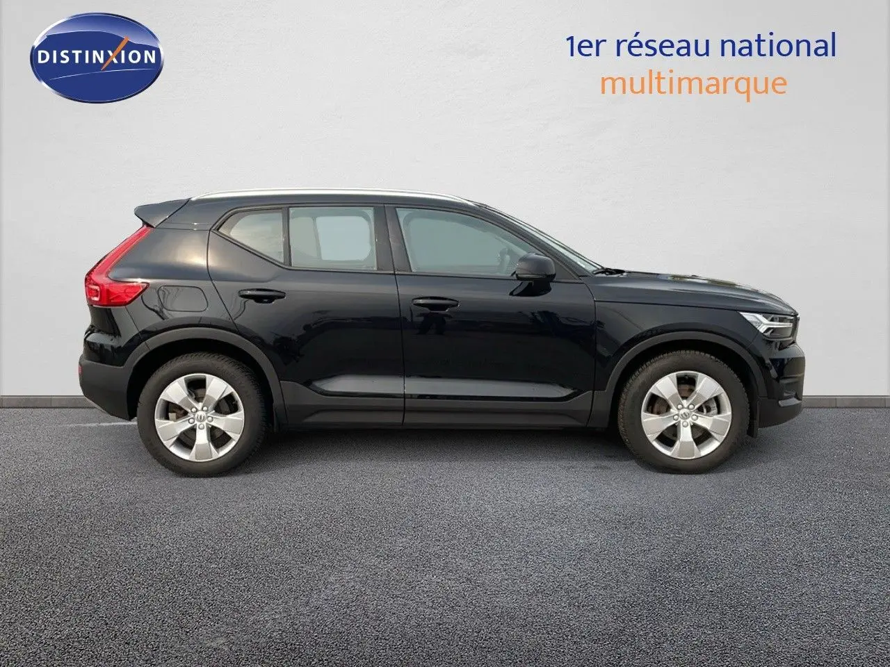 Profil latéral droit d'un Volvo XC40 noir Onyx Metal avec jantes alliage et lignes épurées.