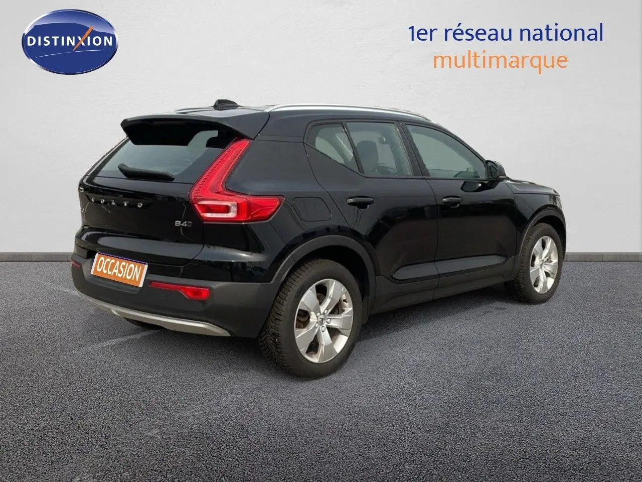 Vue 3/4 arrière droite d'un Volvo XC40 noir Onyx Metal avec feux arrière en forme de L distinctifs.