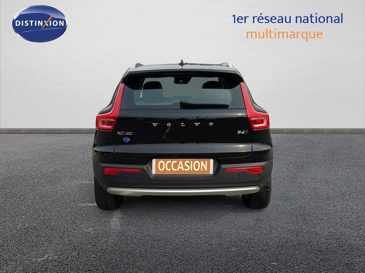 Vue arrière d'un Volvo XC40 noir Onyx Metal avec feux LED caractéristiques et plaque "OCCASION" visible.
