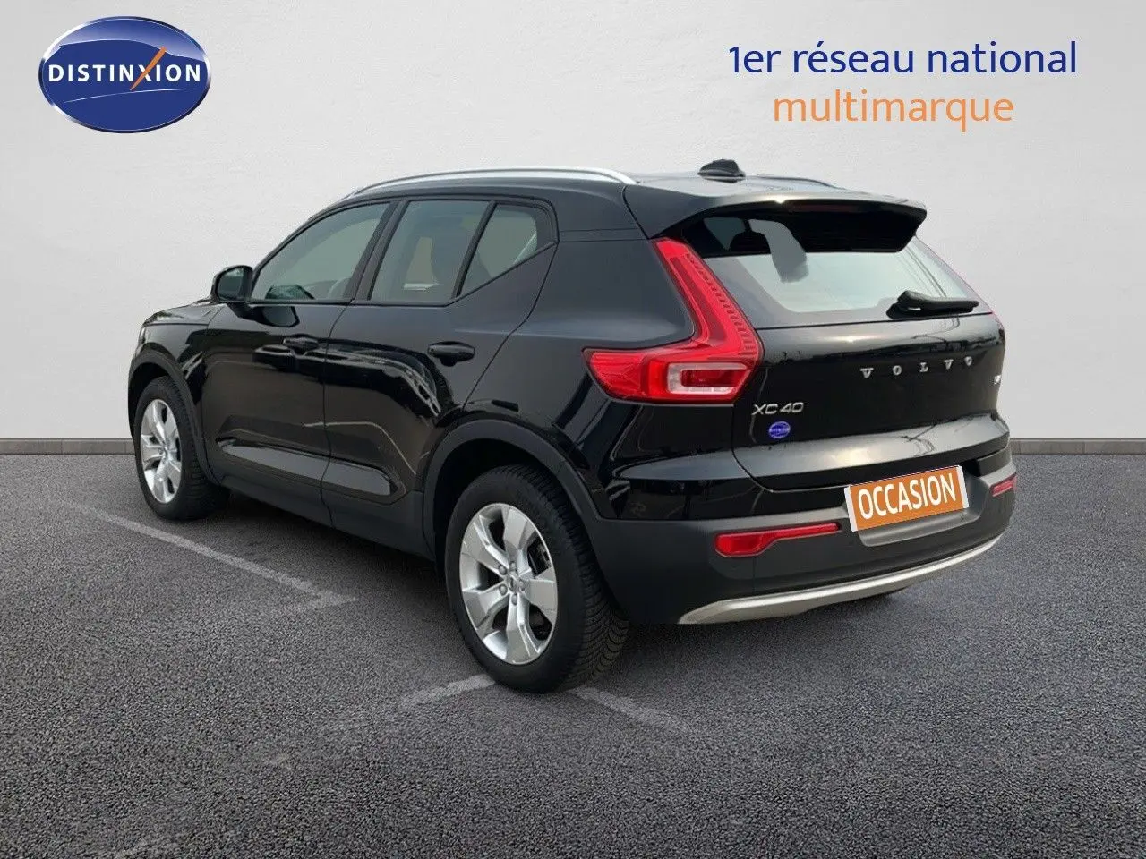 Vue 3/4 arrière droite d'un Volvo XC40 noir Onyx Metal avec feux arrière LED et jantes alliage argentées.