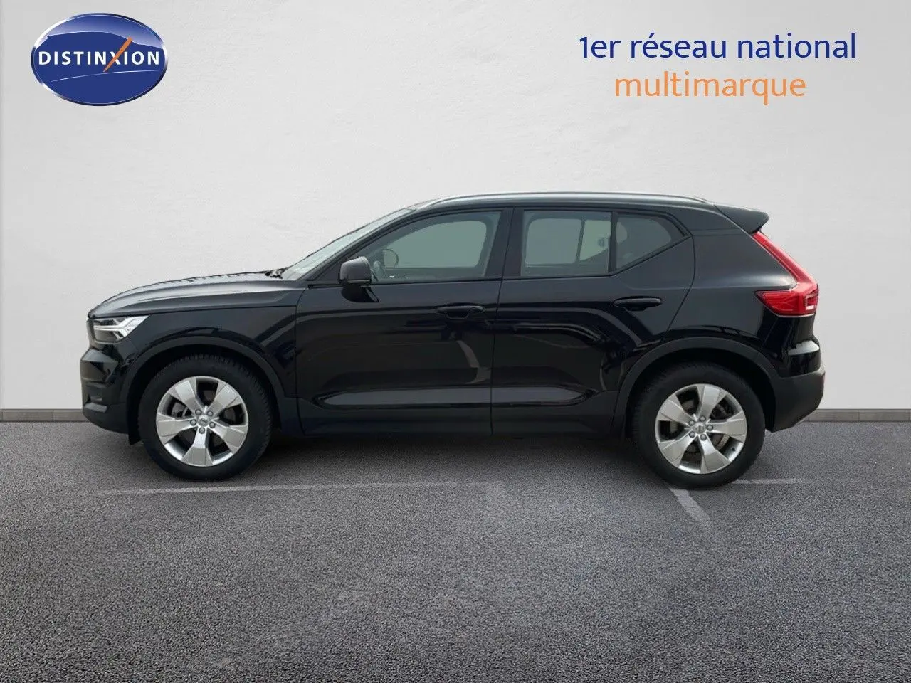 Profil droit du Volvo XC40 noir Onyx Metal, mettant en valeur ses lignes épurées et ses jantes alliage.