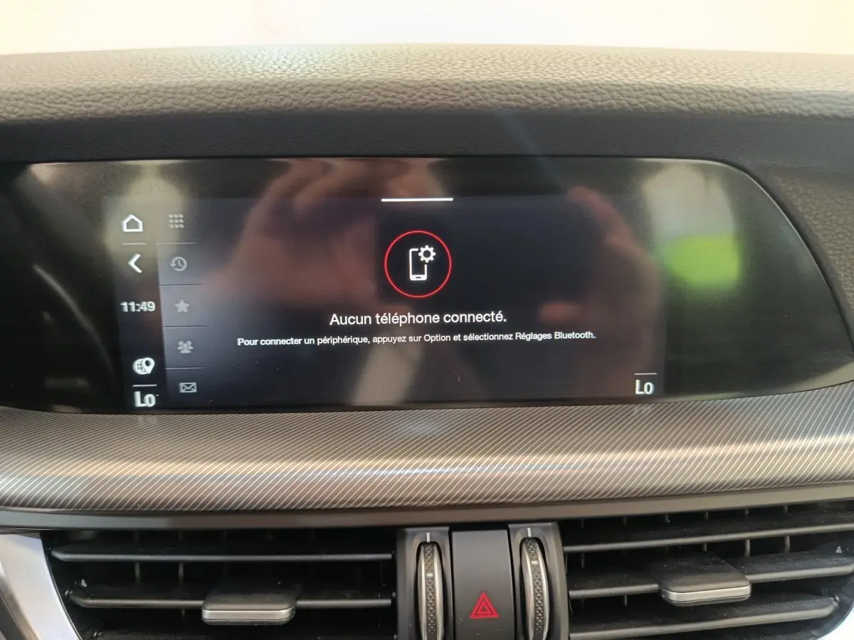 Écran tactile central affichant "Aucun téléphone connecté" sur le tableau de bord gris foncé de l'Alfa Romeo Stelvio.