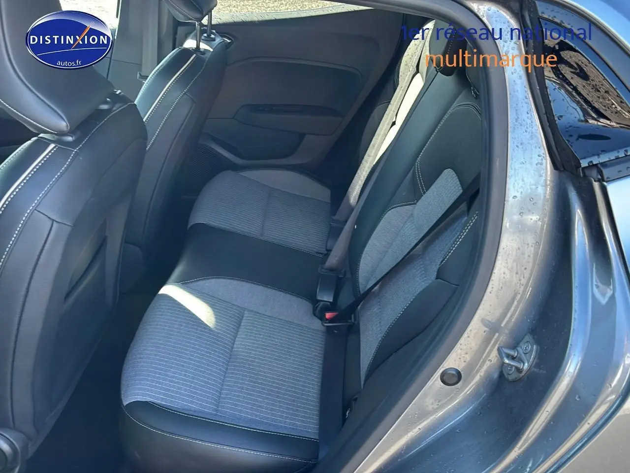 Vue côté droit de la banquette arrière grise et noire de la Renault Clio V 1.0 tce 90 techno gris pizzara 2024