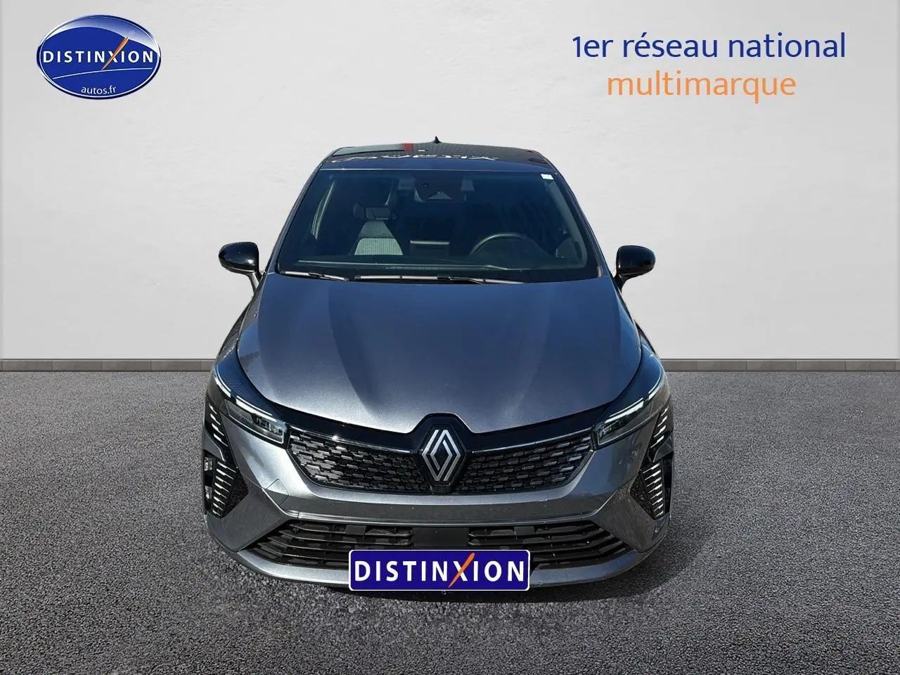 Vue frontale de la Renault Clio V gris pizzara avec calandre noire et logo Renault centré sur fond neutre.
