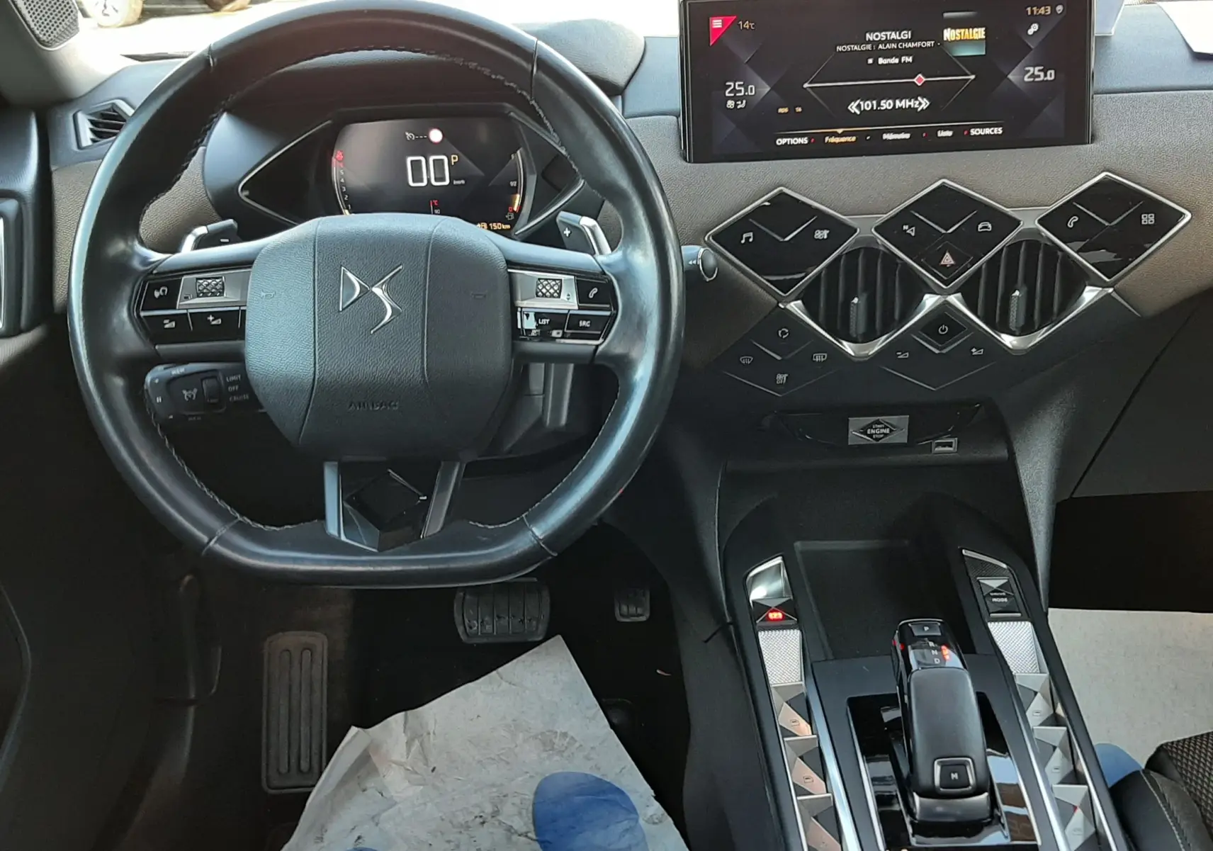 Vue intérieure du tableau de bord et volant noir du DS3 Crossback 2019 avec écran tactile et commandes géométriques.