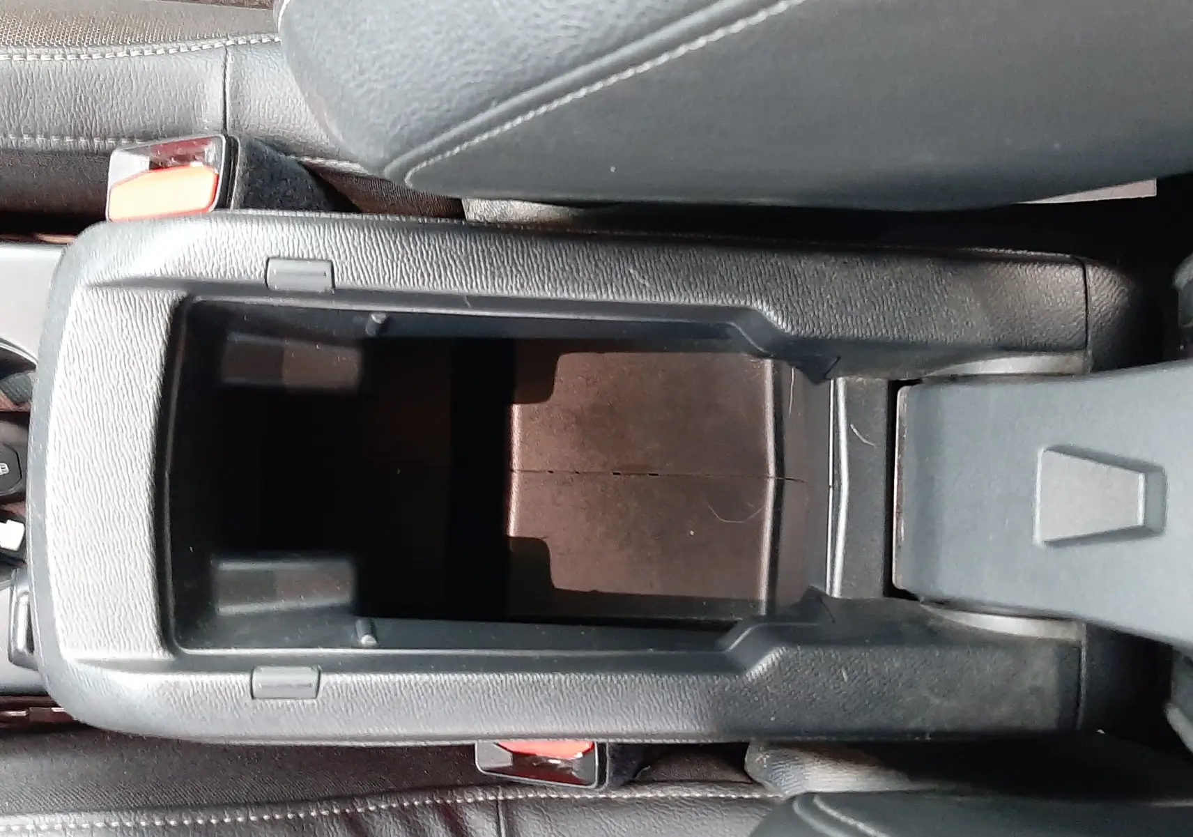 Vue plongeante sur le rangement central noir entre les sièges avant du DS3 Crossback 2019 finition So Chic.