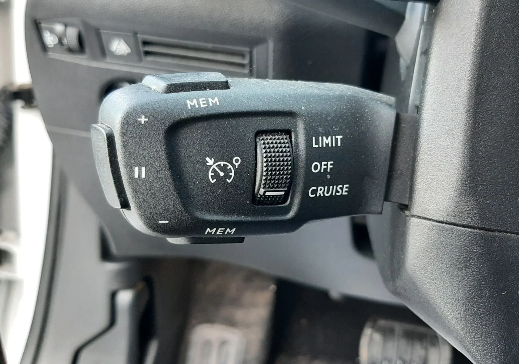 Gros plan sur la commande de régulateur de vitesse du DS3 Crossback 2019, intérieur noir avec molette texturée.