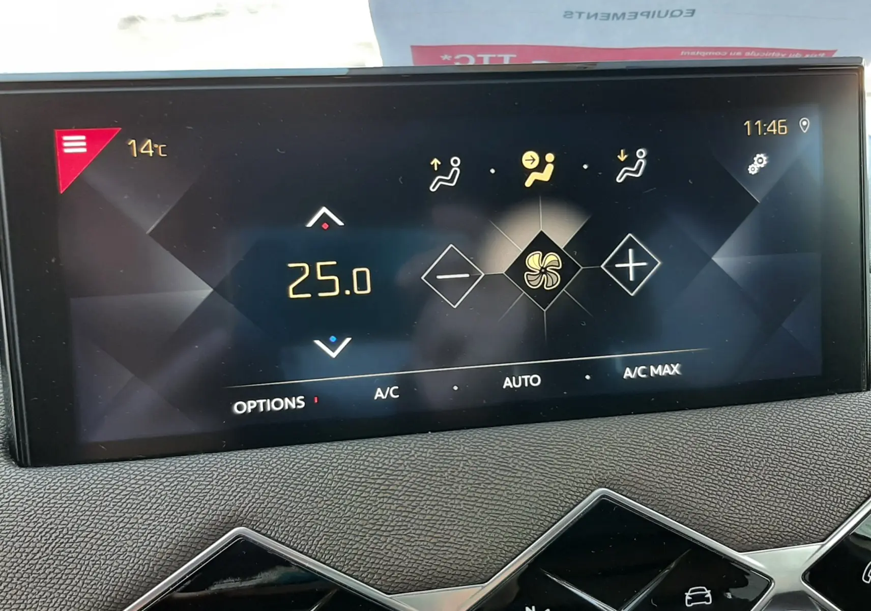 Écran tactile intérieur du DS3 Crossback 2019 affichant la climatisation à 25°C avec commandes modernes et design géométrique.