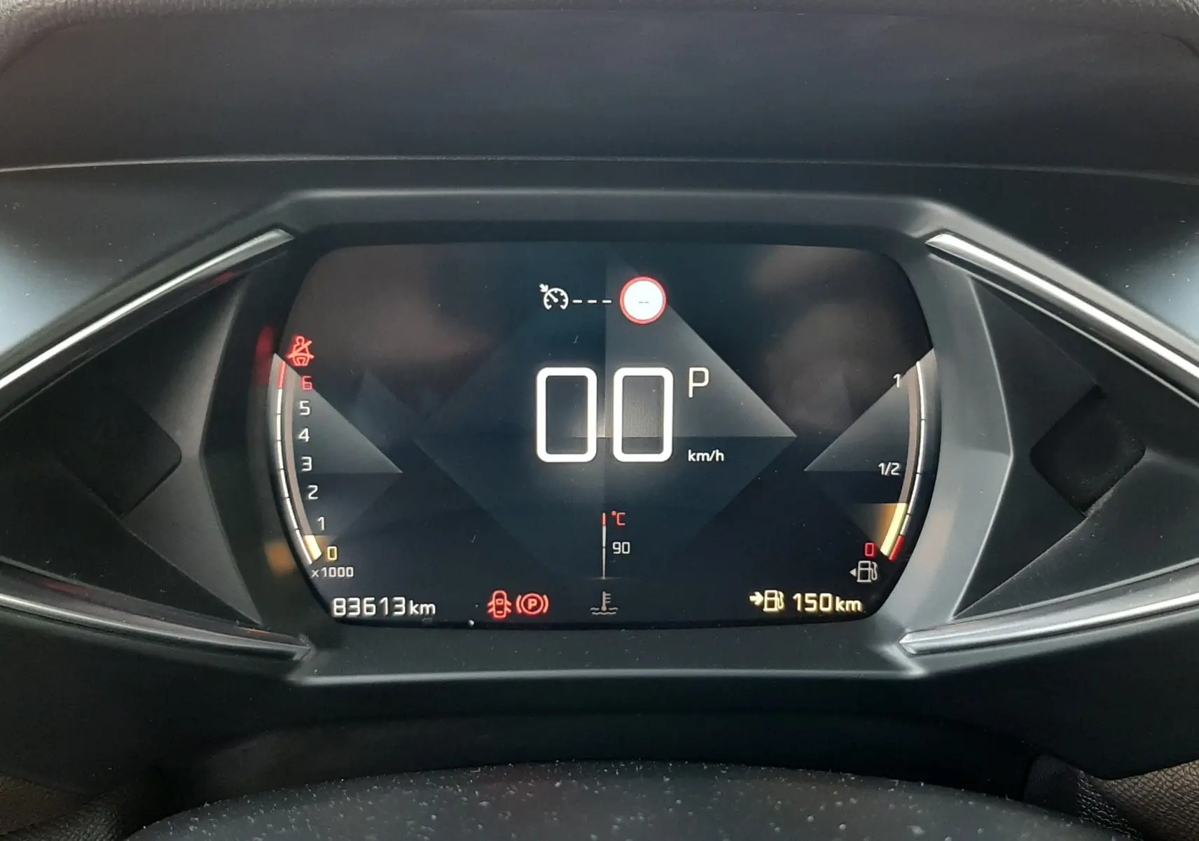 Tableau de bord numérique du DS3 Crossback 2019 affichant vitesse à 0 km/h et jauges moteur et carburant.