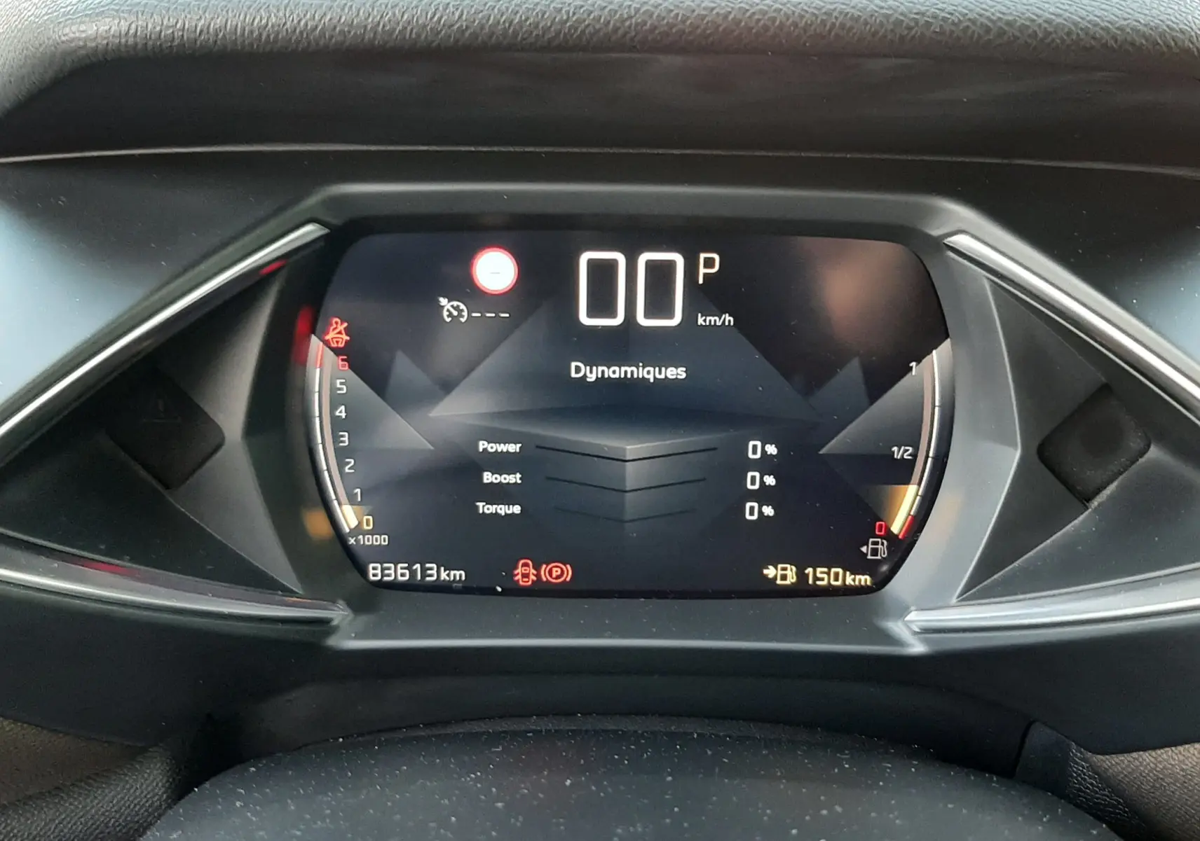 Tableau de bord numérique du DS3 Crossback 2019 affichant la vitesse à 0 km/h et les dynamiques moteur en mode parking.