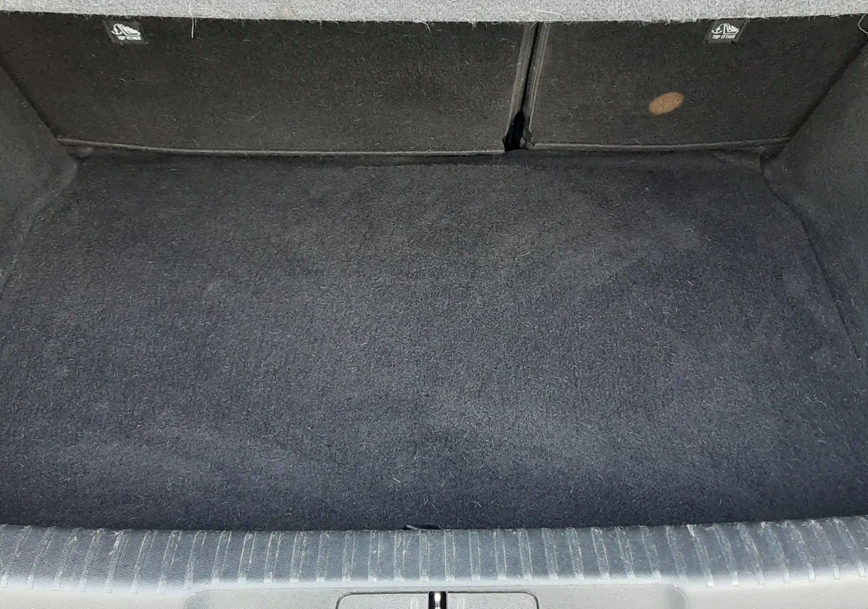 Coffre ouvert vu de face d'une DS3 Crossback 2019, intérieur noir sans chargement visible.