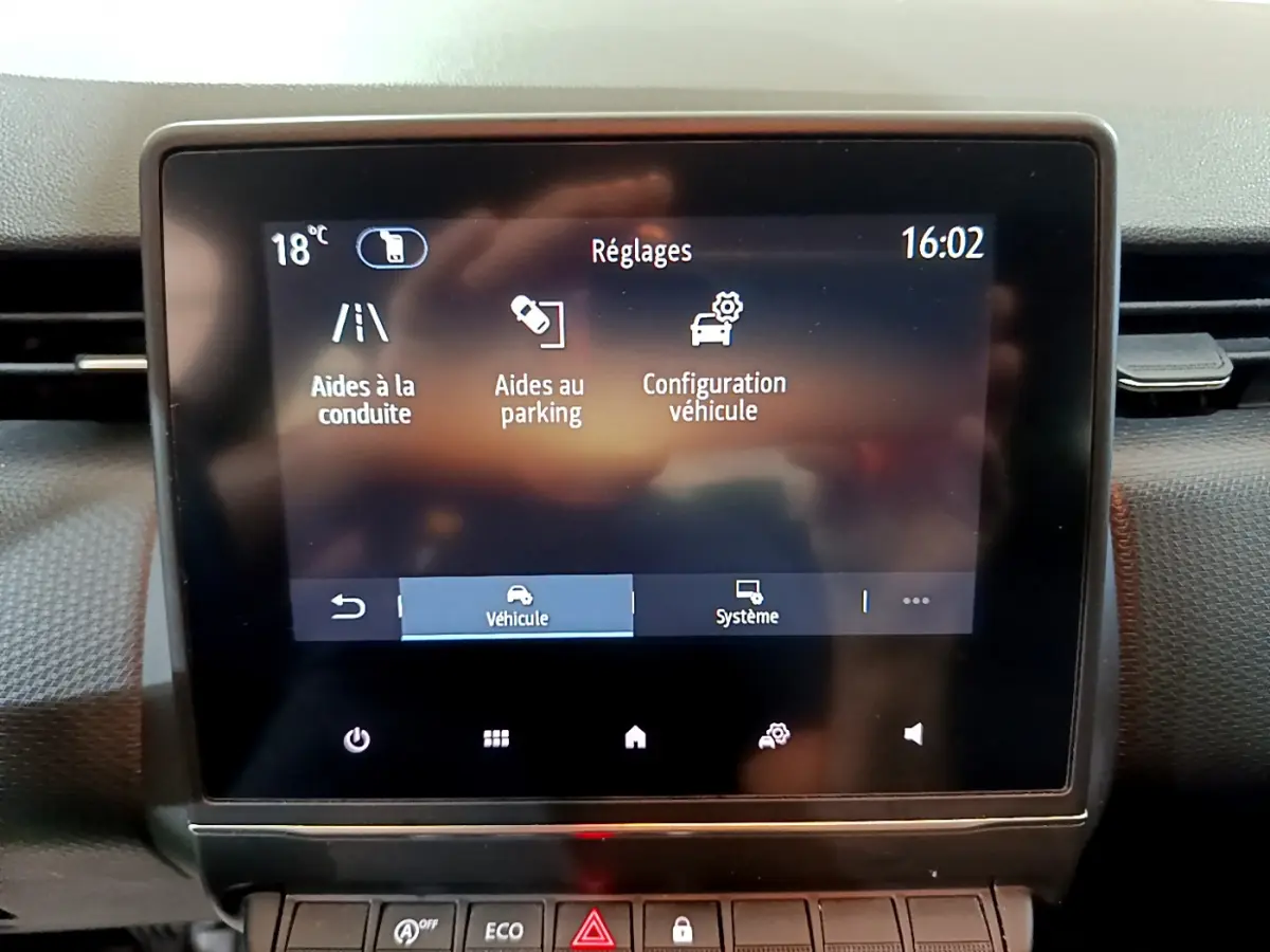 Écran tactile central de la Renault Clio Business TCe 90 2021 affichant les réglages d’aides à la conduite et au parking.