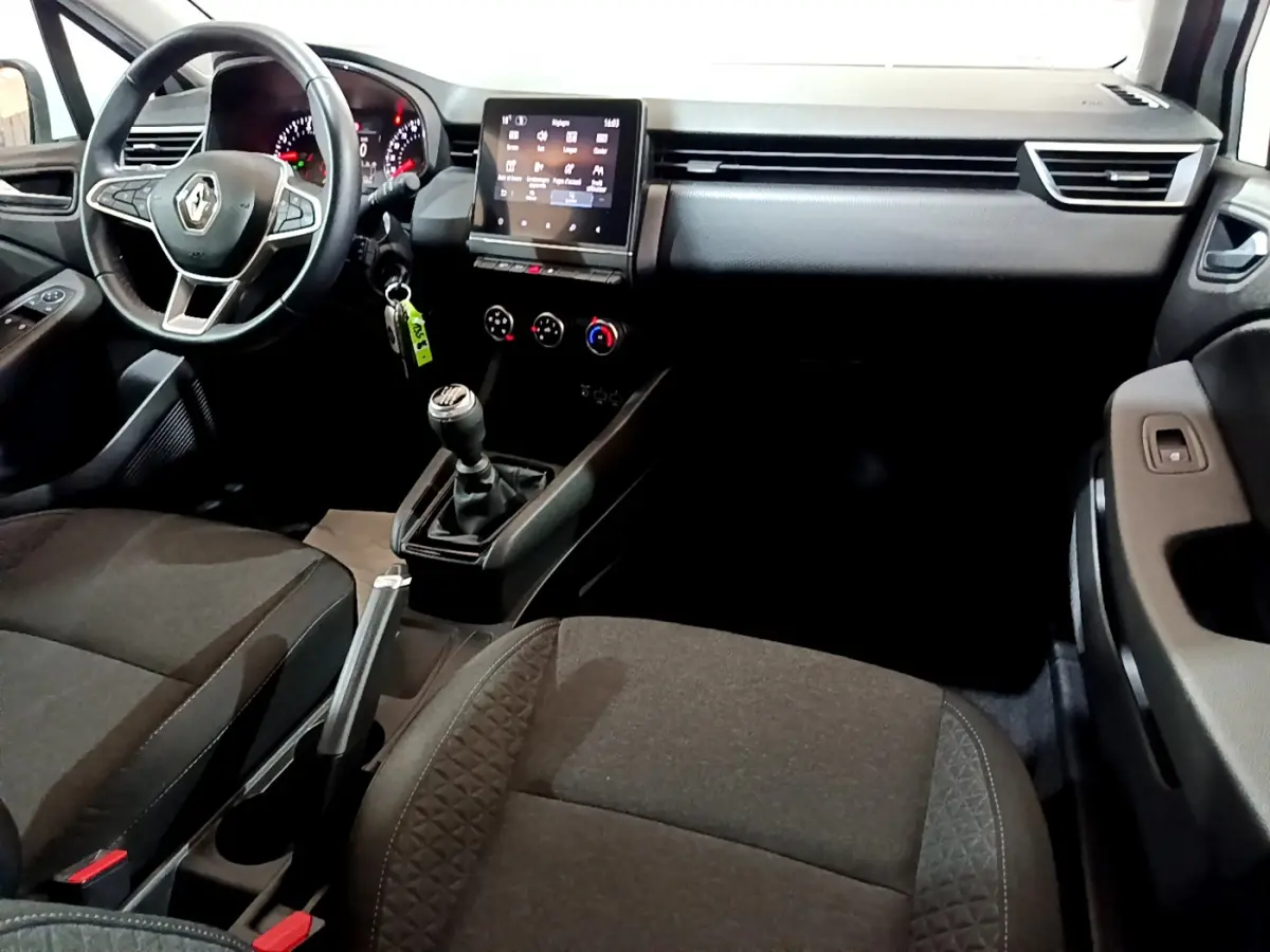 Intérieur noir de Renault Clio Business TCe 90 2021, vue côté conducteur avec volant cuir et écran tactile central.