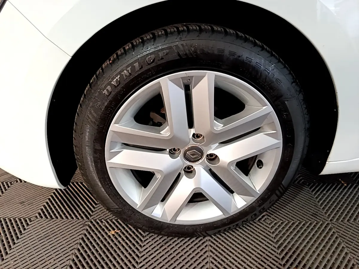 Gros plan sur la roue arrière droite blanche d'une Renault Clio Business TCe 90 de 2021.