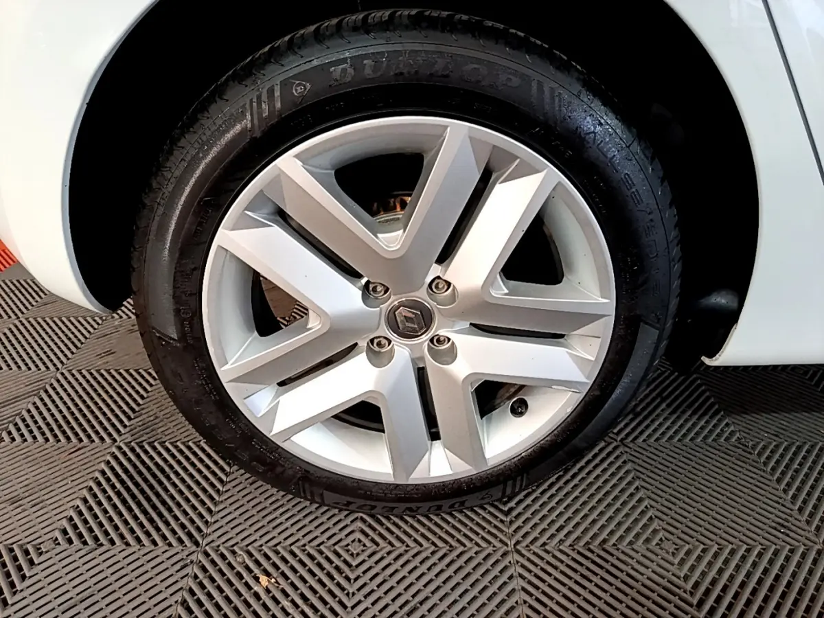 Gros plan sur la roue avant droite blanche d'une Renault Clio Business TCe 90 avec jante alliage à cinq branches.