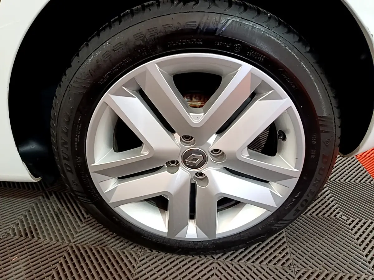 Gros plan sur la roue arrière droite d'une Renault Clio Business TCe 90 blanche de 2021.