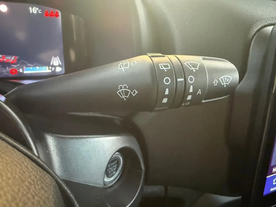 Gros plan sur la commande des essuie-glaces dans l'habitacle du Jeep Renegade gris anthracite 2024.