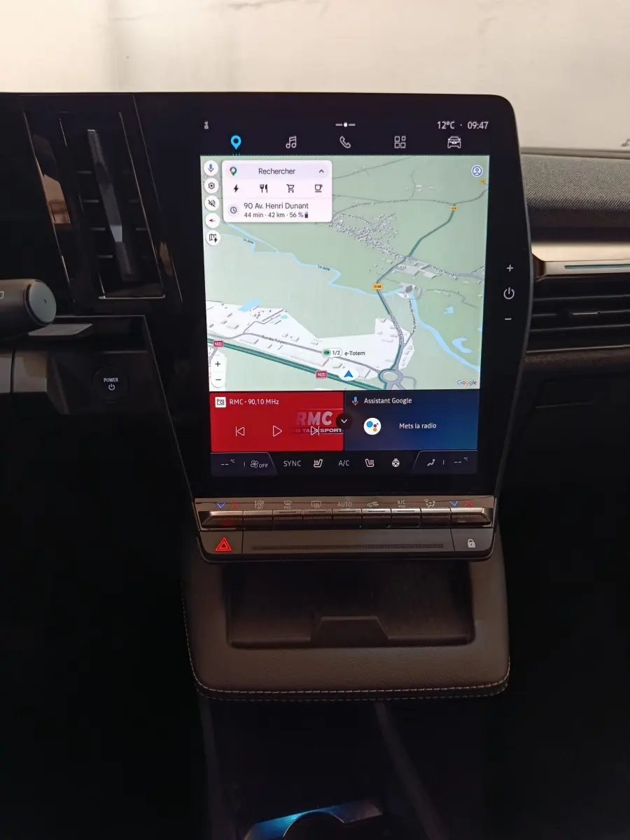 Vue rapprochée de la console centrale tactile verticale de la Renault Mégane Techno EV60 avec navigation affichée.