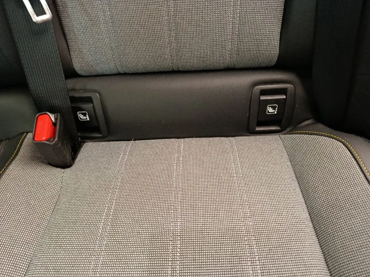 Gros plan sur la banquette arrière grise avec ceinture de sécurité et ancrages ISOFIX d'une Renault Mégane électrique 2023.