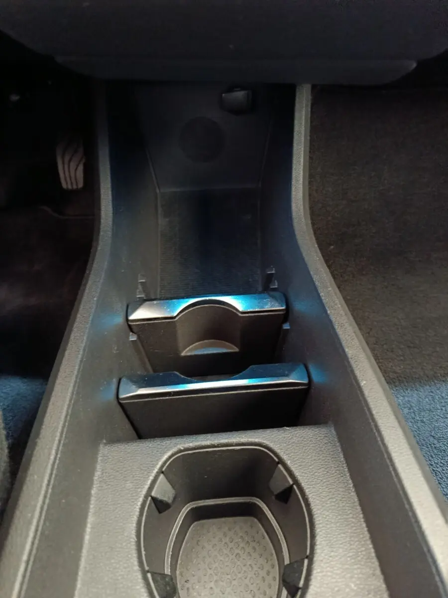 Gros plan sur le rangement sous siège arrière noir de la Renault Mégane Techno EV60 220ch Optimum Charge 2023.
