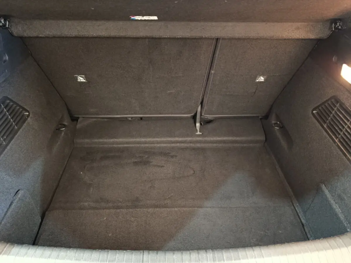 Vue intérieure du coffre spacieux et vide de la Renault Mégane Techno EV60 2023, revêtement noir uniforme.