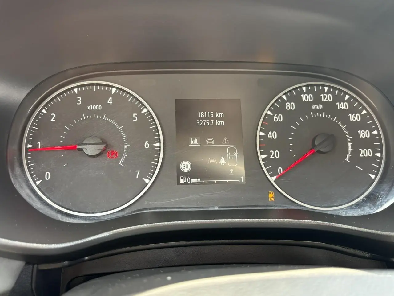 Vue rapprochée du tableau de bord de la Dacia Sandero Stepway avec compteurs analogiques et écran numérique central.