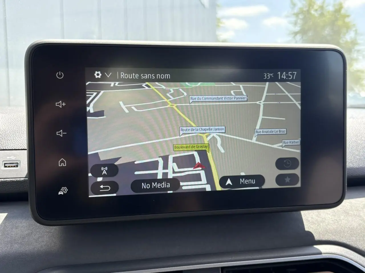 Écran tactile 8 pouces du système de navigation Media NAV dans le tableau de bord du Dacia Sandero Stepway Vert Cèdre.