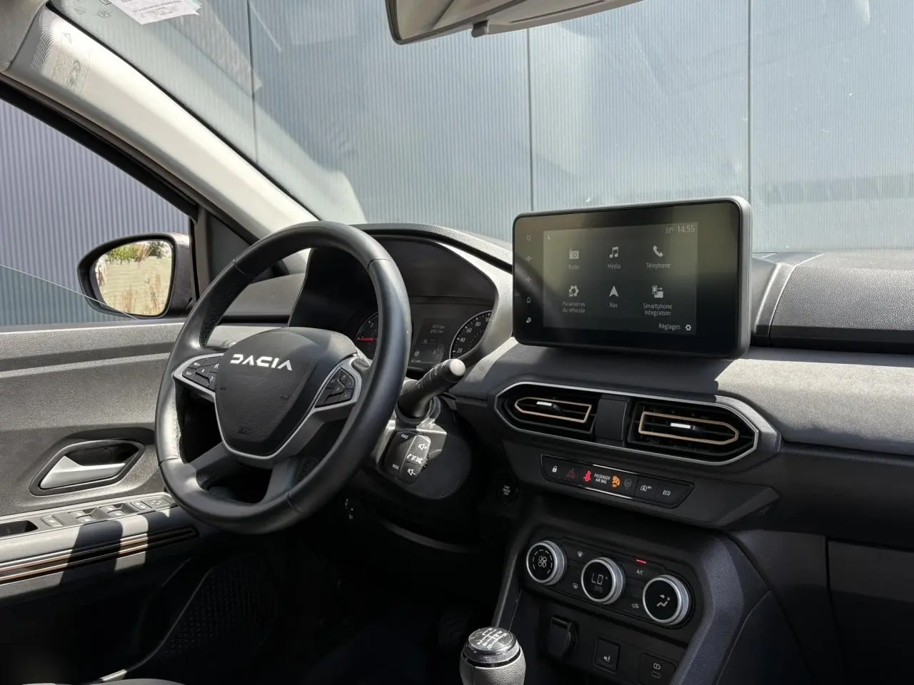 Vue intérieure côté conducteur du tableau de bord noir et écran tactile 8 pouces du Dacia Sandero Stepway Vert Cèdre 2025.