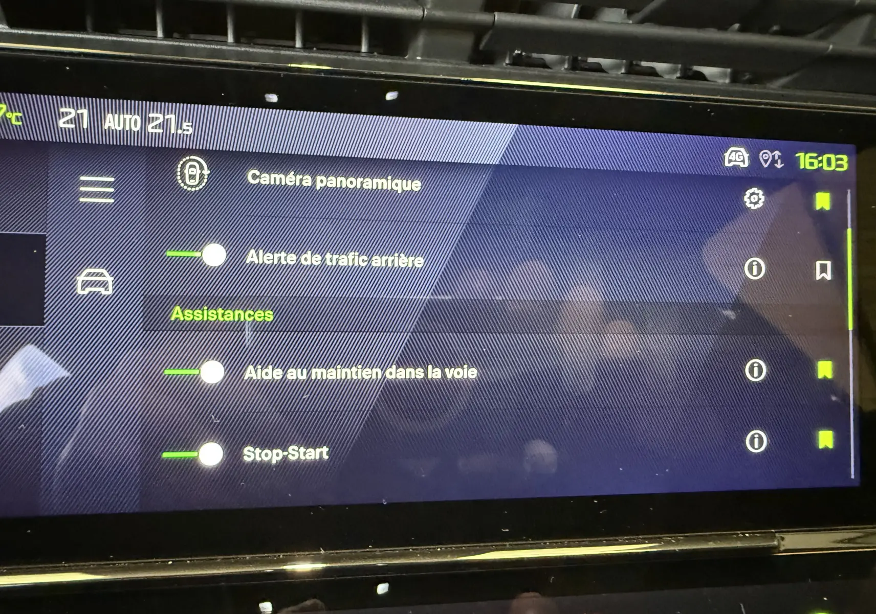 Écran tactile de la Peugeot 308 SW Bleu Avartar montrant les options d'assistance à la conduite activées.
