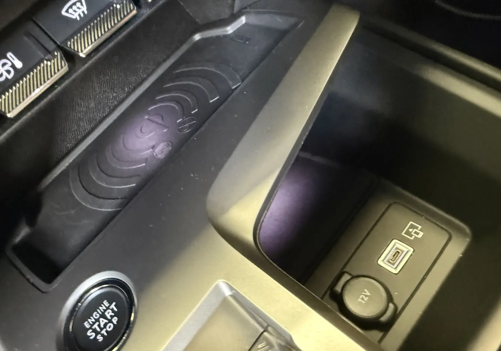 Gros plan sur la console centrale du Peugeot 308 SW Bleu Avatar 2024, montrant bouton start/stop et prises USB et 12V.