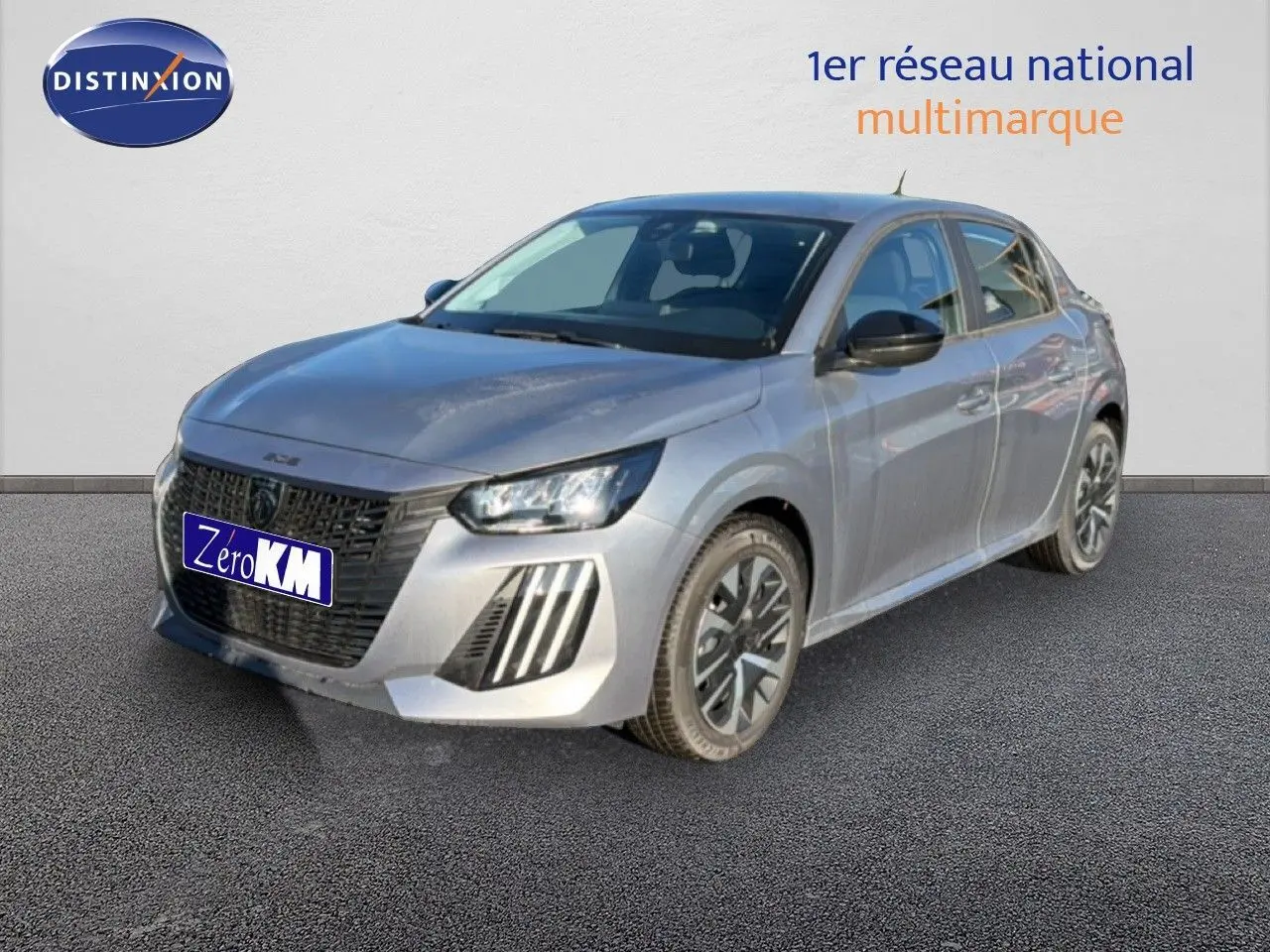 Peugeot 208 gris Artense métal en 3/4 avant droit, mettant en valeur ses phares LED et sa calandre distinctive.